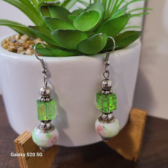 Dangle Earrings Green Cube Floral Bead Silver Tone Handmade Jewelry - Picture 2 of 6